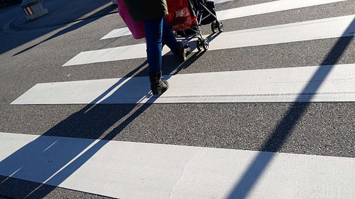Marktredwitz: Von Sonne geblendet: Autofahrer erfasst Fußgängerin am Zebrastreifen