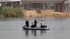 Kleinbus stürzt von Fähre in den Nil - Mindestens zehn Tote