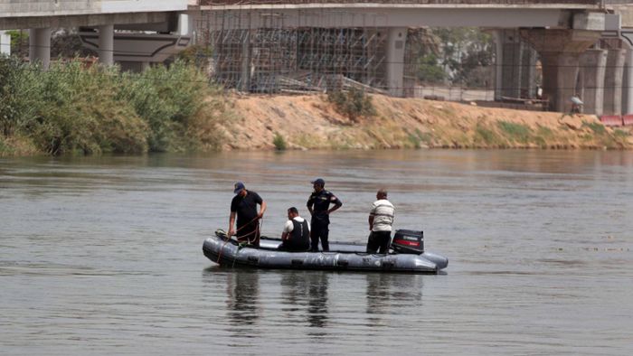 Kleinbus stürzt von Fähre in den Nil - Mindestens zehn Tote