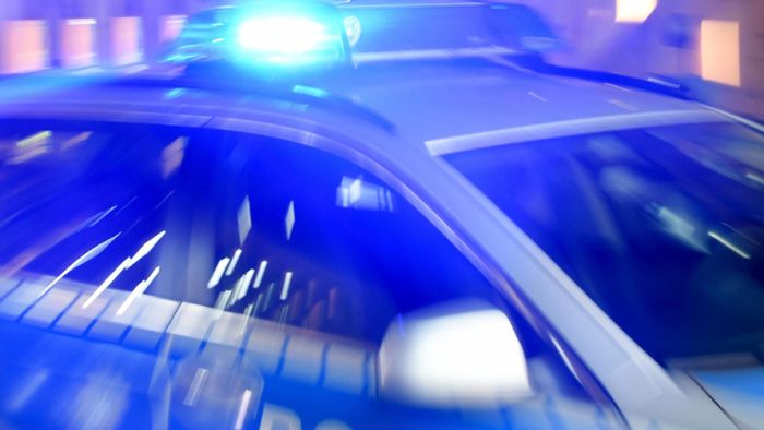 Opel-Fahrer flüchtet mit Drogen und rammt Polizeiauto