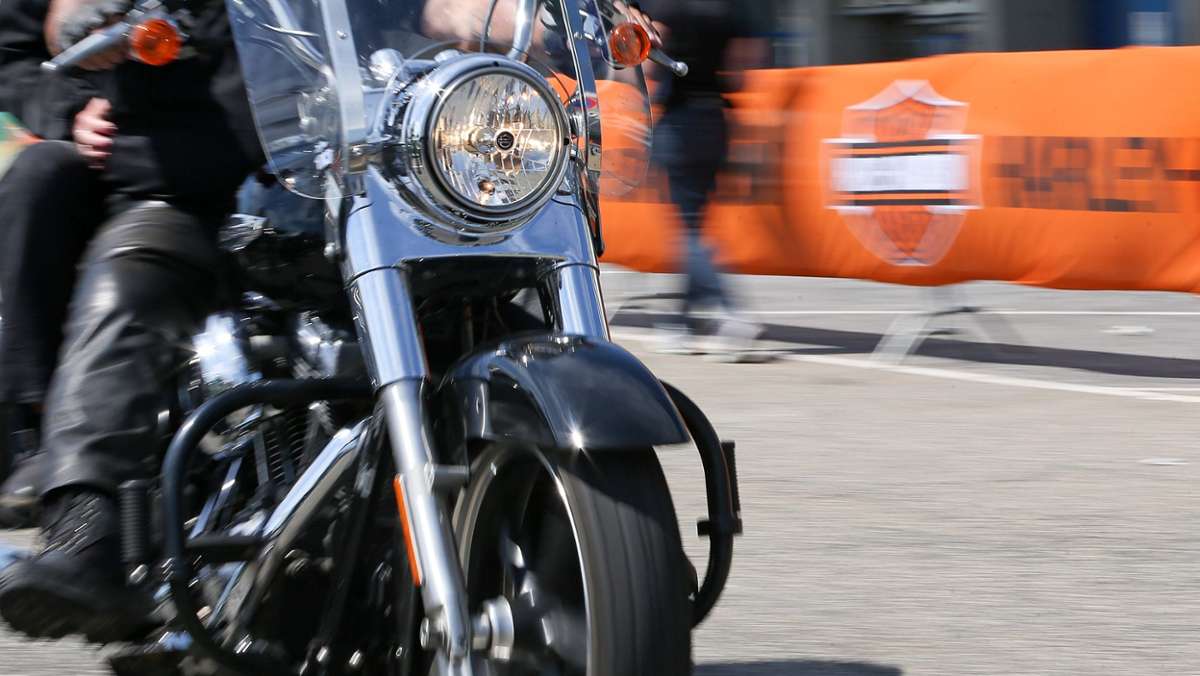 Kulmbach: Harley knallt gegen Leitpfosten: Biker lebensgefährlich verletzt