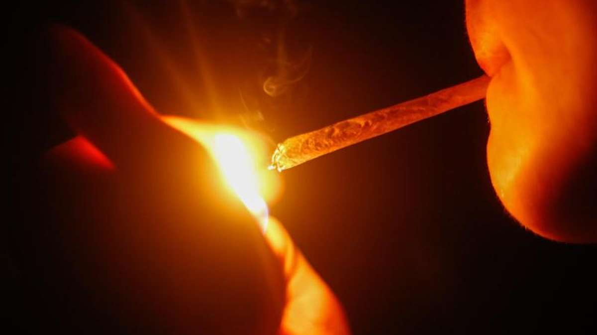 Hof: Hof: 17-Jährige raucht Joint und landet im Krankenhaus