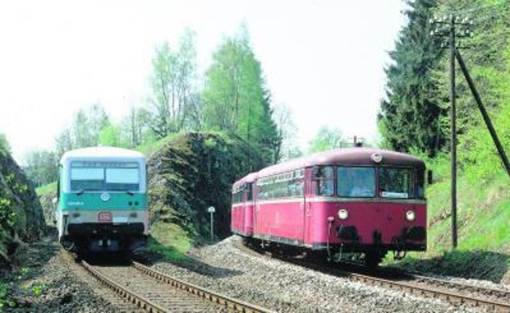 Moderne Triebwagen waren auf der Strecke nach Schwarzenbach am Wald (rechts) nie im Einsatz. Das Foto entstand am 1. Mai 1995 an der Marmormühle bei der Sonderfahrt "Abschied vom Schienenbus". Links die Strecke nach Hof mit einem Triebwagen der Baureihe VT 628.