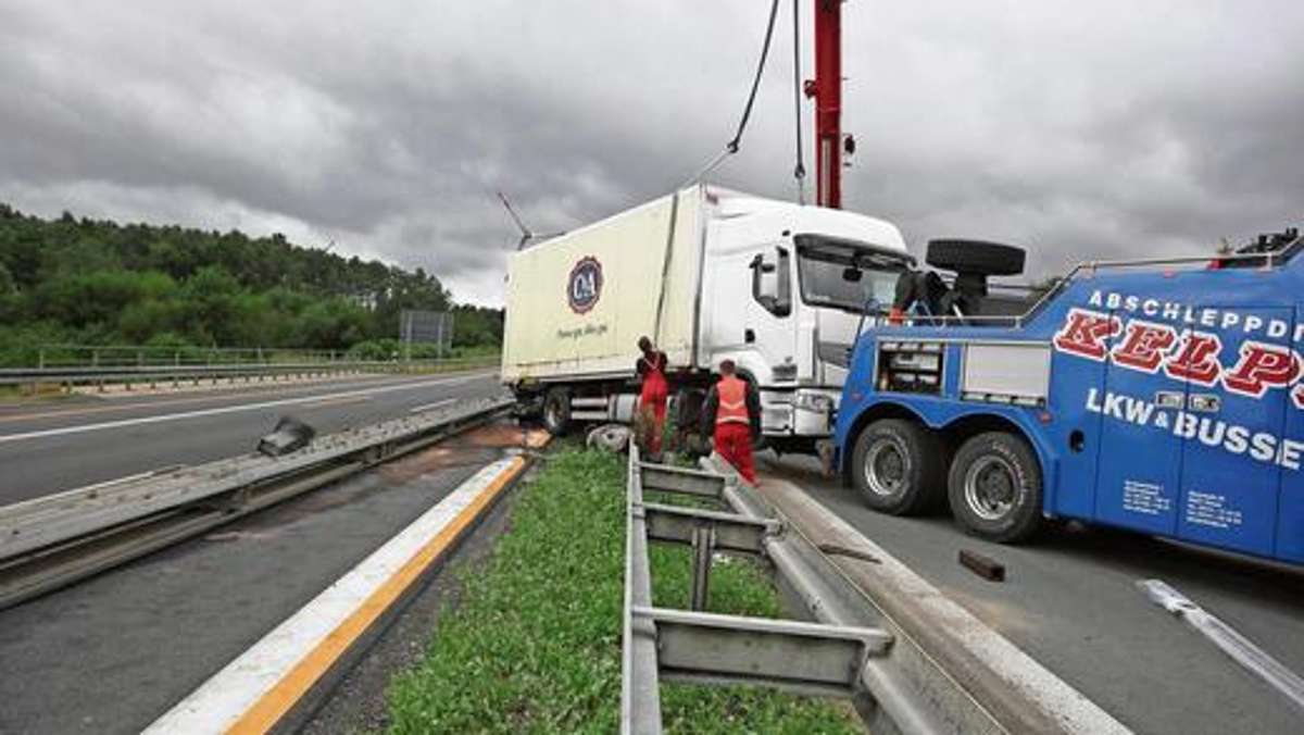 Hof: Lastwagen durchbricht Mittelleitplanke
