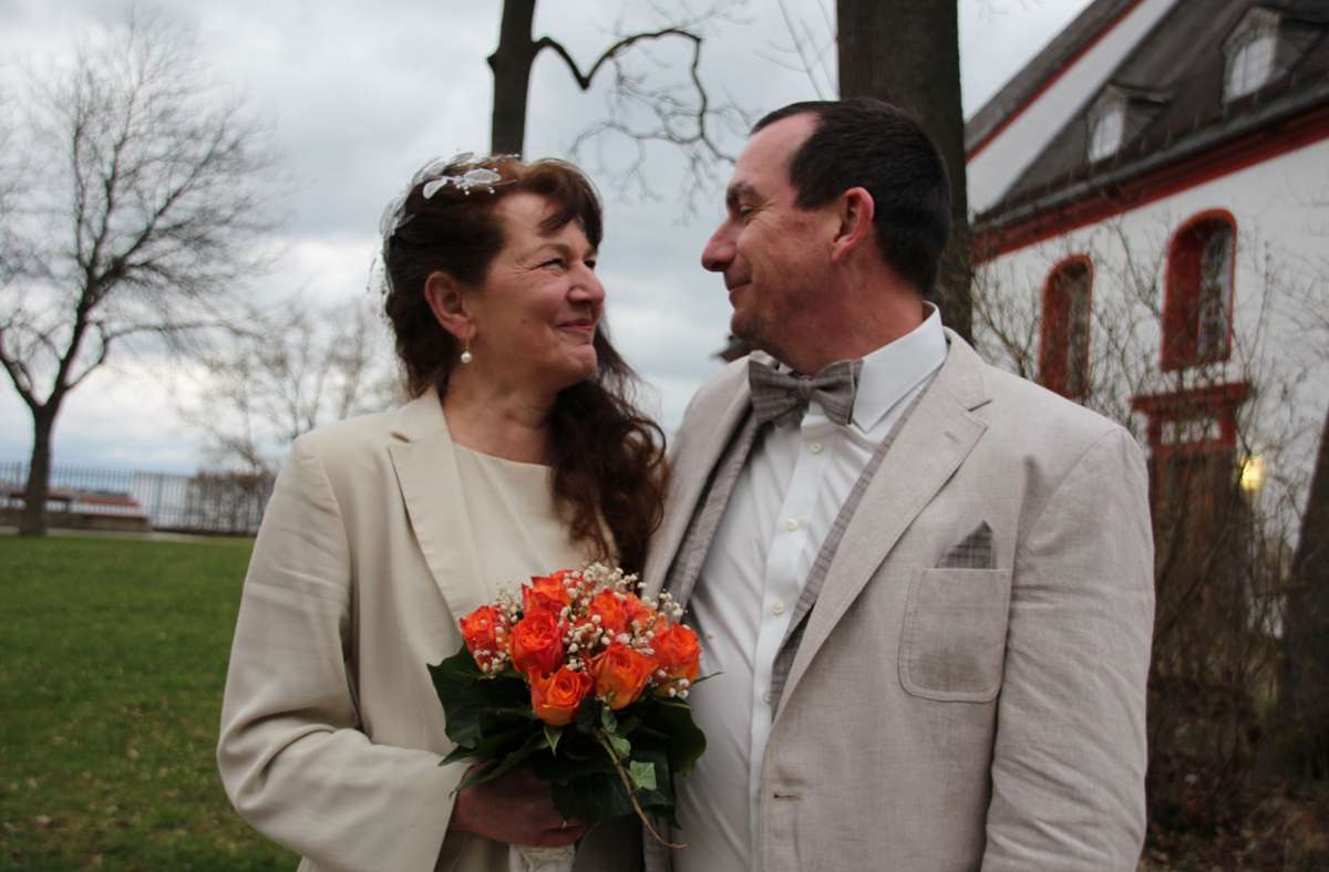 Christine und Jörn Wauer haben sich am 23.03.2023 getraut. Sie sind eins von 16 Paaren, die an der Aktion „Einfach heiraten“ in Hof teilgenommen haben