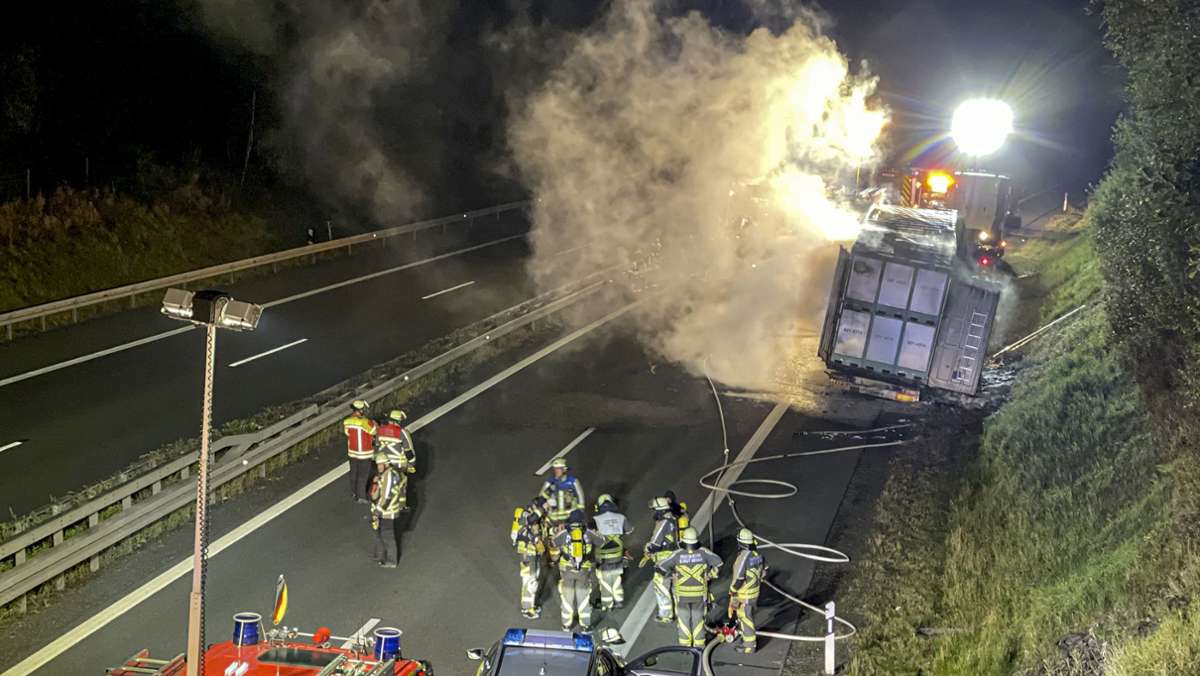 Auf der Autobahn bei Schönwald: Sattelauflieger in hellen Flammen