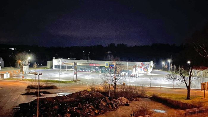 Auf Edeka-Parkplatz: Helle Beleuchtung trotz Ladenschluss?
