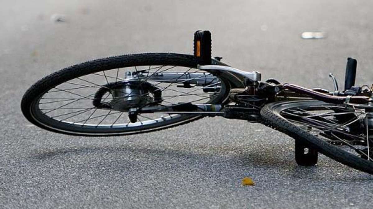 Hof: Übersehen: Fahrradfahrer fliegt über Motorhaube