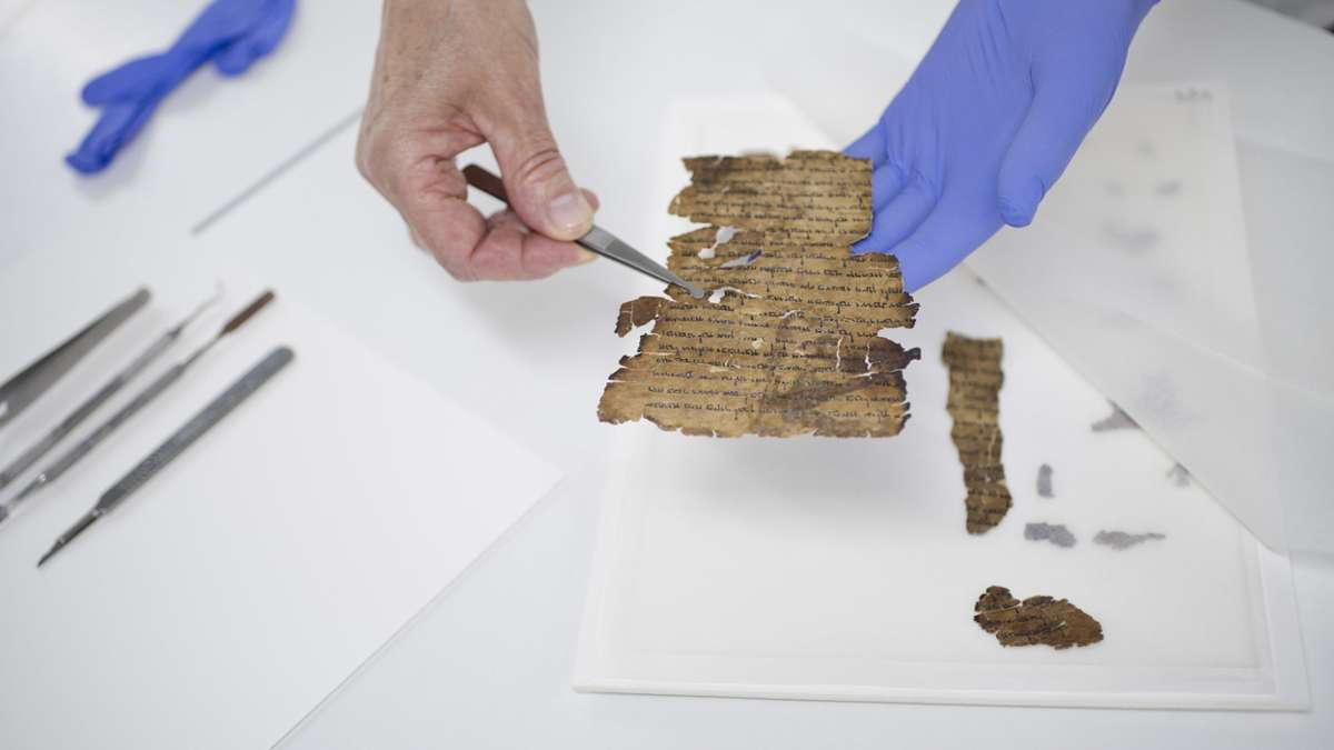 Kunst und Kultur: Neue Schriftzeichen auf 2000 Jahre alten Qumran-Rollen entdeckt