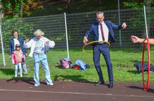 ZuKi-Vorsitzende Sabine Schaefer und Oberbürgermeister Ulrich Pötzsch zeigten sich bei der Sommerparty in der Pfaffenleithe sportlich. Foto: /Silke Meier