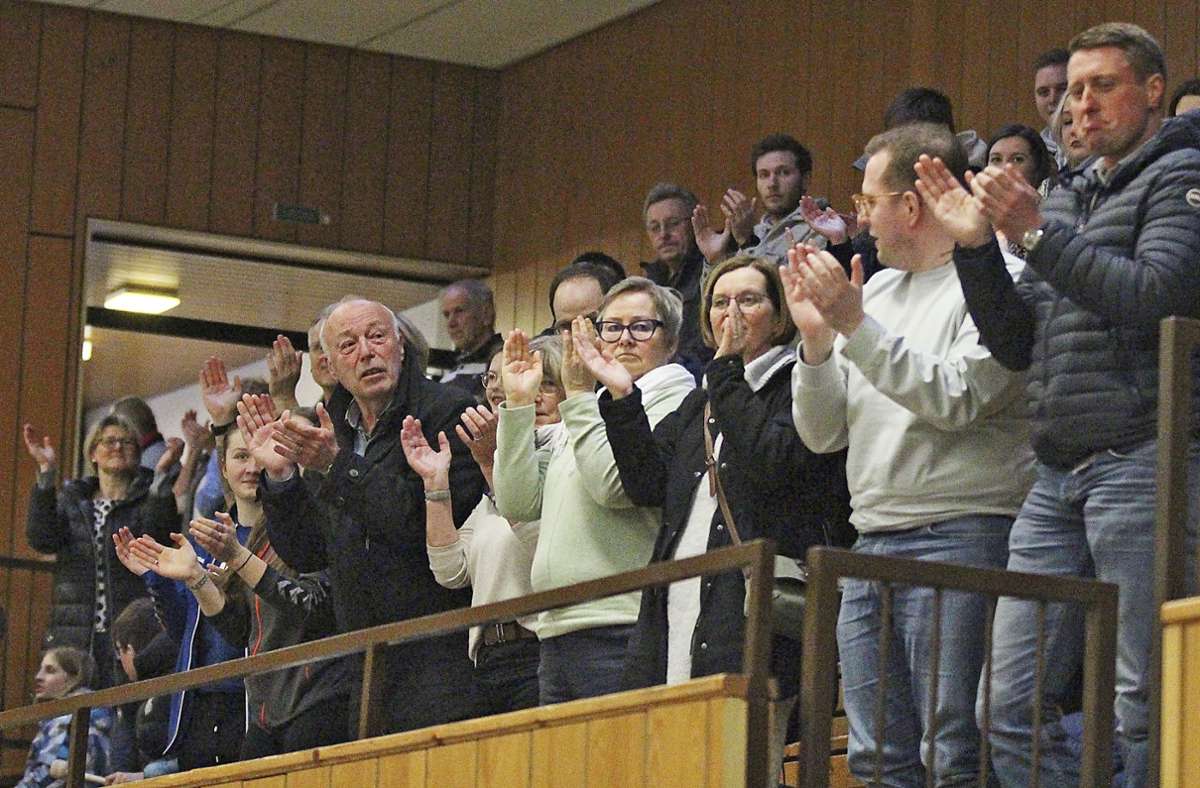 Auf ihre Unterstützung muss die HSG Fichtelgebirge an diesem Samstag in Cham verzichten. Unser Bild zeigt die zufrieden applaudierenden Fans nach dem 29:27-Sieg am Wochenende gegen HaSpo Bayreuth II. Foto: /Peter Perzl