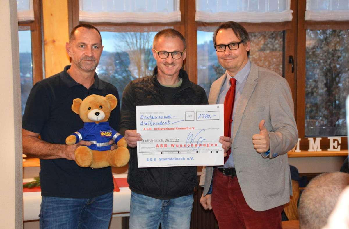 Die Spendenaktion für den „Wünschewagen“ brachte 1300 Euro ein. Den Scheck nahm Volker Stäudel (links) vom ASB  Kronach entgegen. SGB-Vorsitzender Harald Schricker (in der Mitte) und Stadtsteinachs Bürgermeister Roland Wolfrum freuen sich mit.