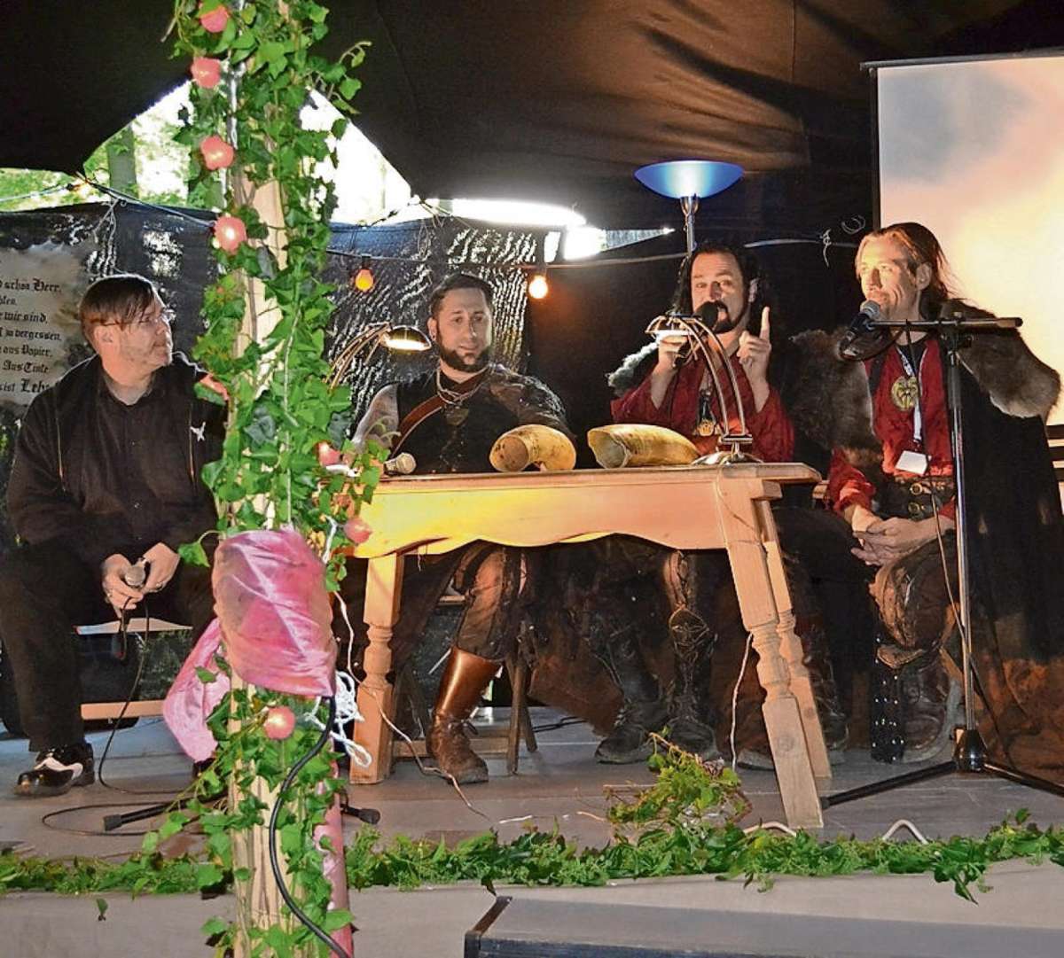 Markus Heitz (links) und die Musiker von Corvus Corax überzeugten ihr Publikum: Die Plätze im neuen Literaturzelt reichten nicht aus. Foto: Silke Meier