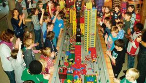 Kinder bauen Stadt aus Legosteinen