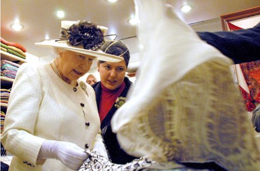 Elizabeth II. ging bei ihrem Türkei-Besuch 2008 auch über den Basar in Kulmbachs Partnerstadt Bursa und informierte sich über Handwerkskunst. Foto: dpa/Harun Kaymaz