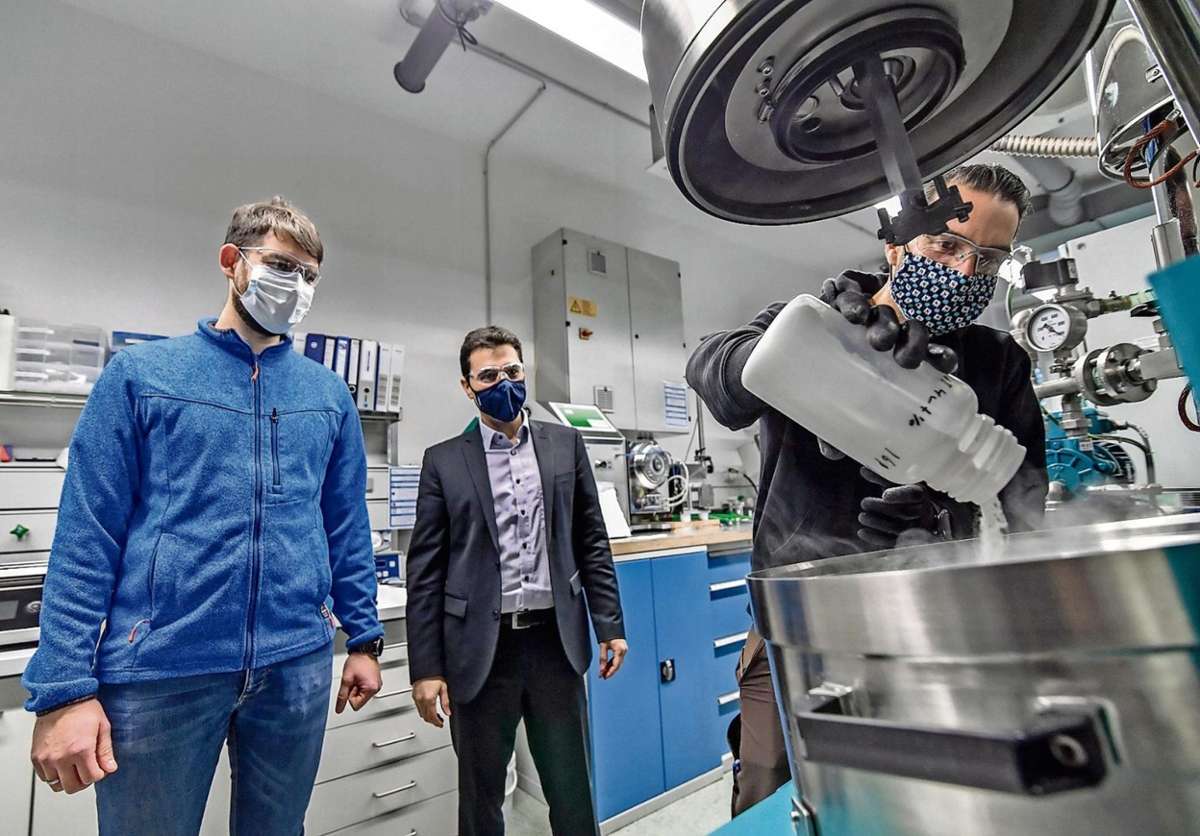 Beim Mischen des antimikrobiellen Pulverlacks im Labor (von links) Marc Weiser, EZD-Leiter Felipe Wolff-Fabris und Andreas Rank.
