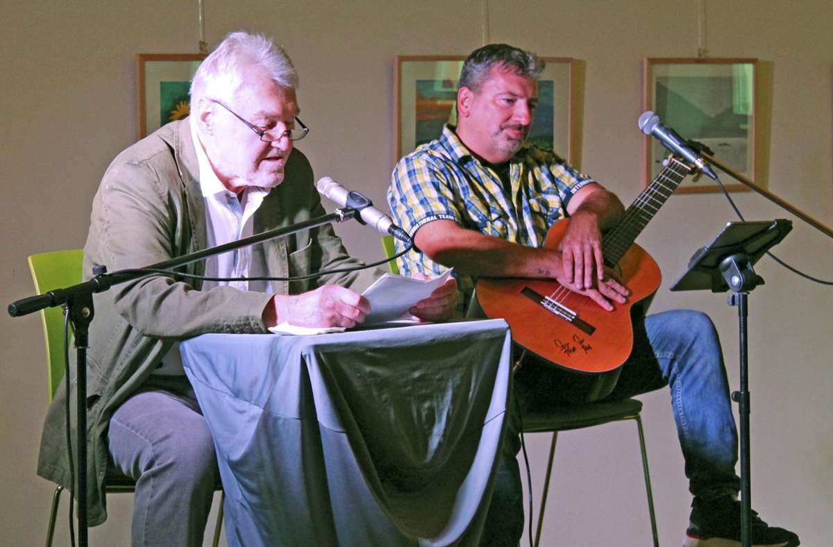 Gert Böhm (links) mit seinen Gerch-Geschichten und Gery Gerspitzer mit seinen Songs begeisterten über 80 Zuhörer in Weißenstadt. Foto: /Jürgen Henkel