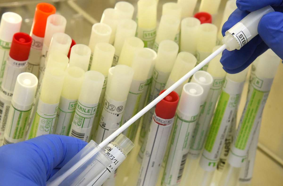 Bei 70 weiteren Landkreisbewohnern ist der PCR-Test am Dienstag positiv ausgefallen. Foto: /Waltraud Grubitzsch/dpa