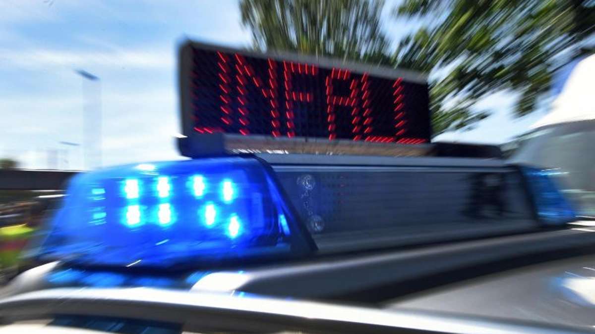 Hof: Sekundenschlaf: Frau fährt frontal gegen Wohnhaus in Oberkotzau