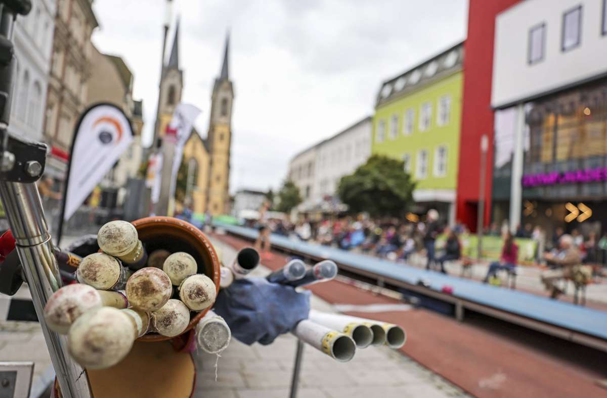 Das Stabhochsprung-Meeting in der Hofer Altstadt lockt nicht nur Sportbegeisterte an. Foto: /Michael Ott/Archiv
