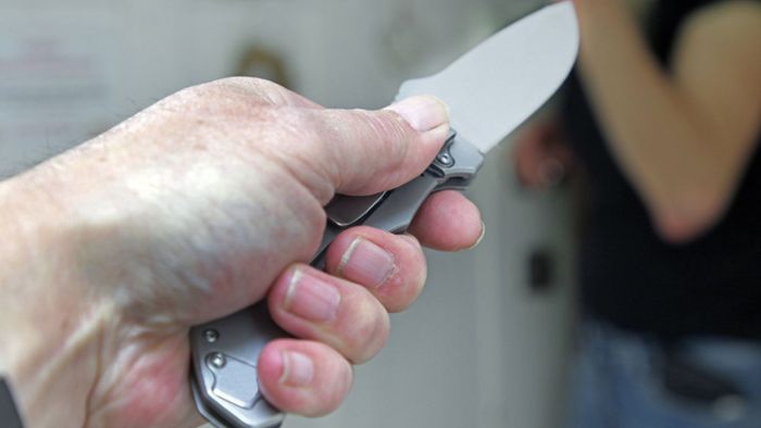 27-Jähriger stößt Nachbarin Messer in den Hals