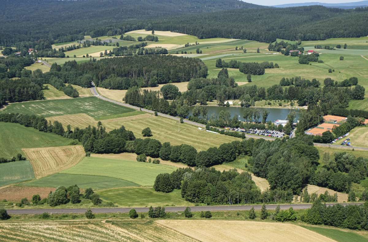 Die Verzinsung der Ökoflächen, erklärte Landschaftsarchitekt Eugen Schimmel am Beispiel  einer Fläche nahe des Kösseinebads. Foto: Wolfgang Erhart