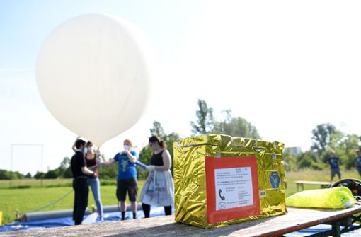 Symbolbild: Ähnlich wie dieser hat der Ballon ausgesehen, der nahe Schwarzenbach am Wald geplatzt ist. Die orangene Box daran wird nun gesucht. Foto: picture alliance/dpa/Tobias Hase