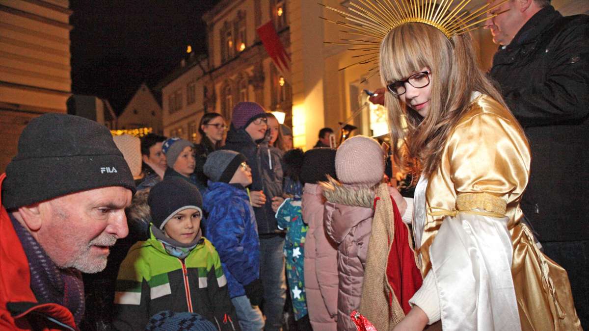 In Kulmbach: Christkind eröffnet Weihnachtsmarkt