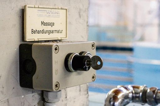 Den Schlüssel wieder herumdrehen: Das will Susanne Neumann in dem vor sich hin schlummernden Badehaus Maiersreuth. Foto: Lorenz Niemeier