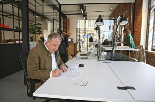 Bezirkstagspräsident Henry Schramm testet, wie es sich in den neu gestalteten Büroräumen arbeiten lässt. Foto: Gabriele Fölsche