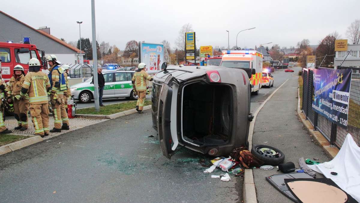 Münchberg: Münchberg: Auto überschlägt sich im Kreisverkehr