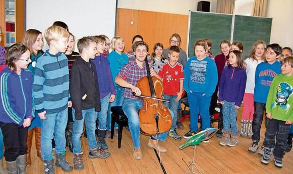 "Der Mond ist aufgegangen", singen die Schüler der 5 b zusammen mit dem Star-Cellisten Maximilian Hornung - und wollen gar nicht mehr aufhören. Foto: Wild
