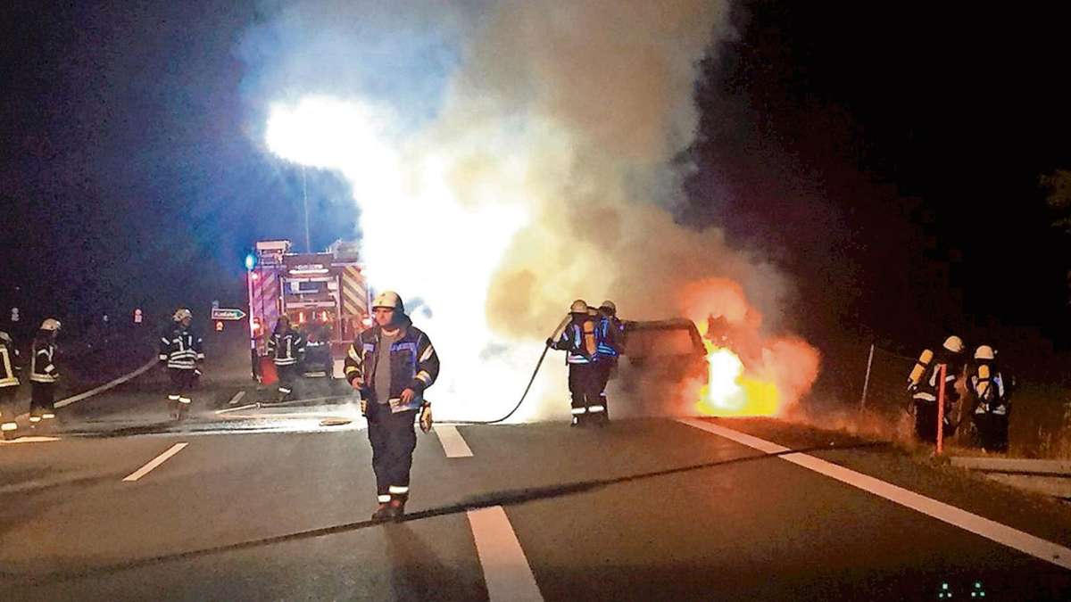 Wunsiedel/Selb: A93: Auto geht in Flammen auf