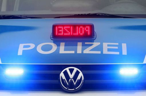 Eine Anzeige bei der Polizei hat ein junger Mann für ein verbotenes Autorennen erhalten. Foto: dpa/Roland Weihrauch