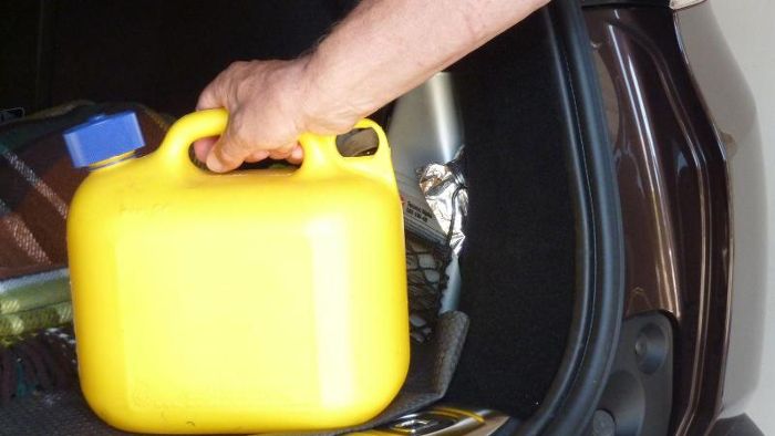 Autofahrer transportiert gestohlenen Diesel im Kofferraum