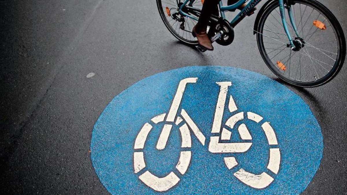 Ohne Helm unterwegs: Radfahrer nach Unfall bewusstlos