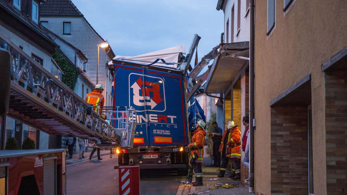 Münchberg: Lkw bleibt an Dach hängen