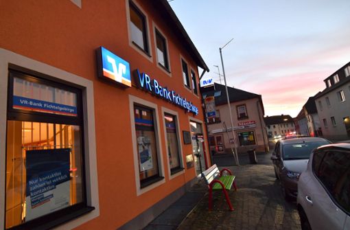 Ende des Jahres räumt die VR-Bank das Gebäude in der Thiersheimer Hauptstraße. Im Februar soll hier ein Nahversorger  eröffnen. Foto: Florian Miedl