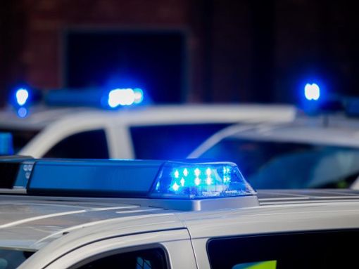 Blaulichter blinken auf Polizeifahrzeugen. Foto: Rolf Vennenbernd/Archiv