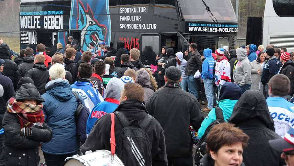 VER Selb: Wölfe-Fans stoppen VER-Bus