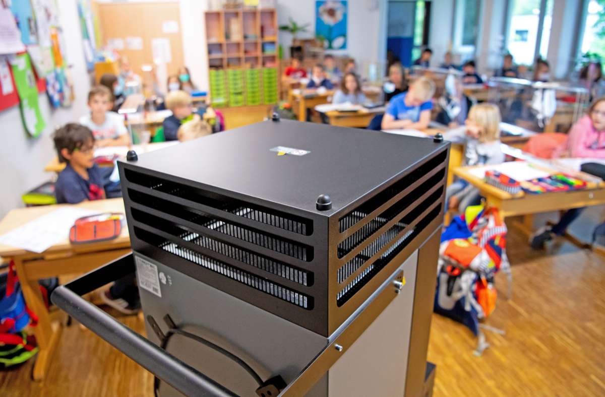 In (fast)  jedem Klassenzimmer präsent: Luftfilter. Foto: picture alliance/dpa/Sven Hoppe