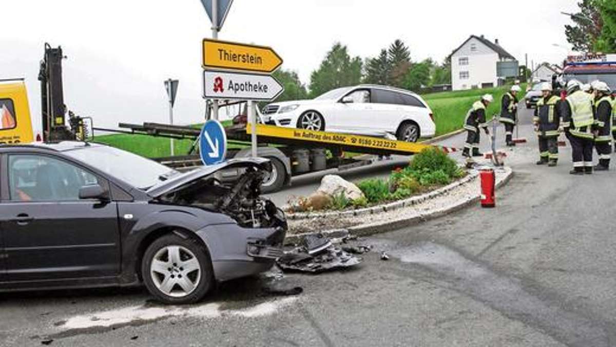 Arzberg: Hoher Schaden bei Unfall auf B 15