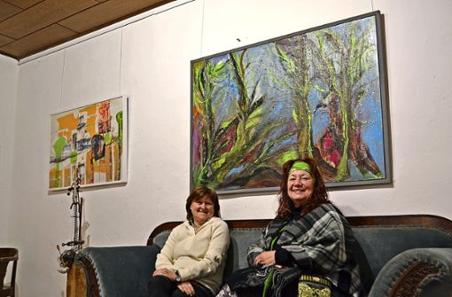 Die Künstlerinnen Rita Zeller mit ihrem Bild (jeweils links) und Sonja Grünbaum vor einem ihrer Werke. Foto: Silke Meier