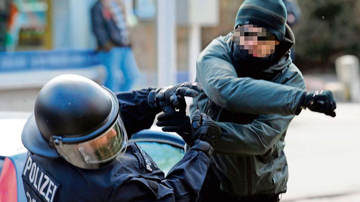Hof: Randalierer attackiert Polizisten