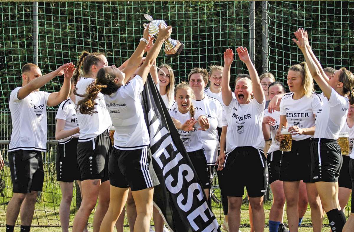 Den Meisterpokal der Fußball-Bezirksliga der Frauen erhielt das Team der SpVgg Weißenstadt.