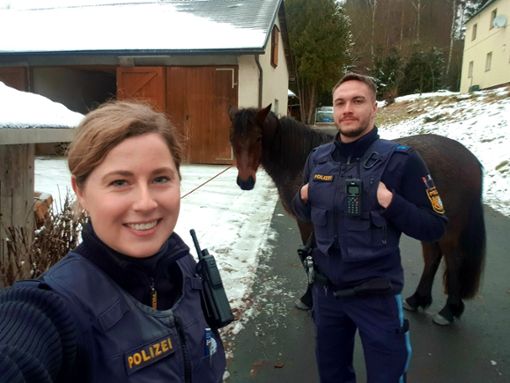Diese zwei Beamten der Polizei Marktredwitz haben die entlaufenen Pferde eingefangen. Foto: Polizei Marktredwitz