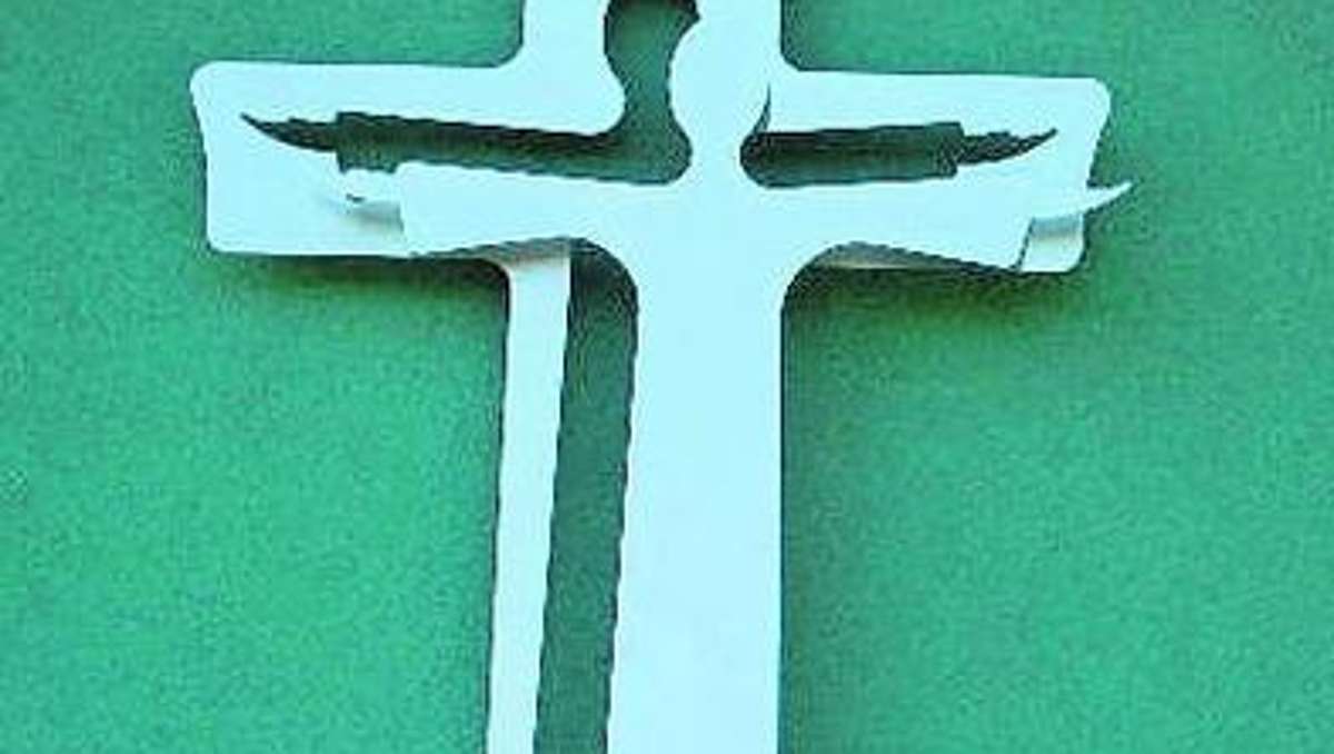 Selb: Neues Kreuz an der Freikirche