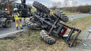 B303 bei Himmelkron: Beladener Traktor umgekippt