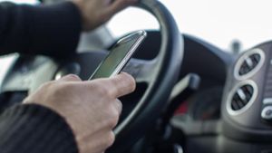 21-Jähriger schreibt SMS am Steuer und verursacht Unfall