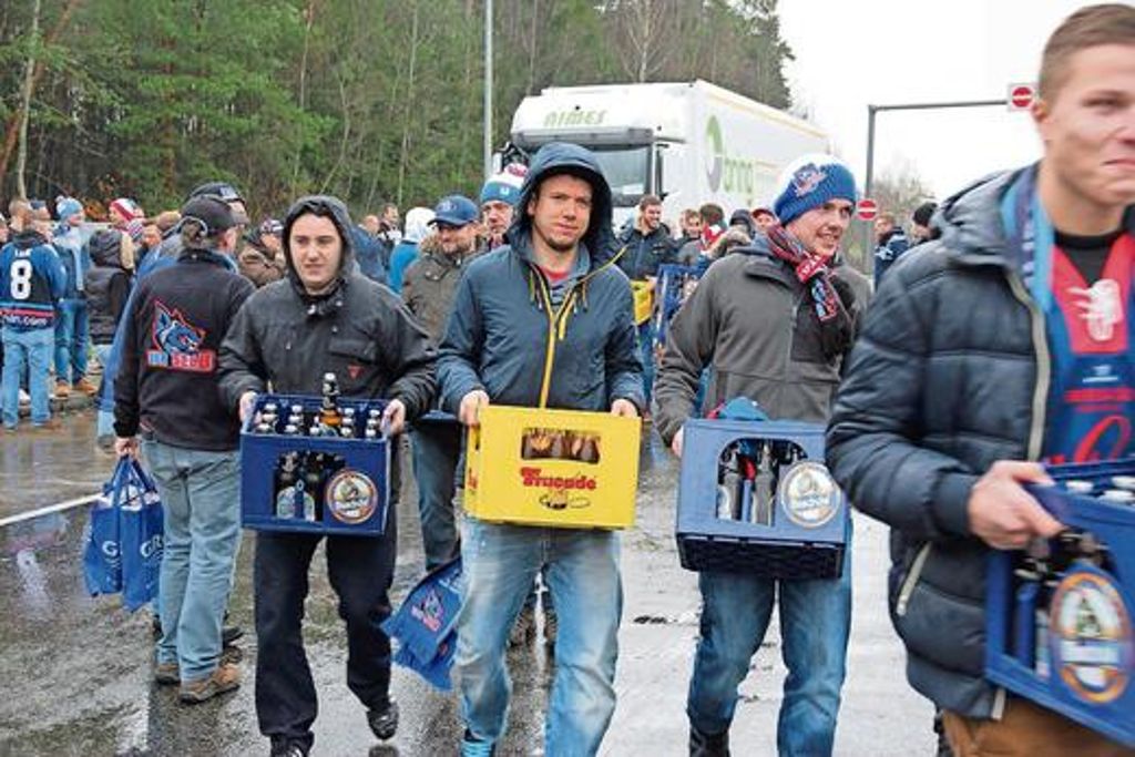 Es muss nicht immer Bier sein: Die Fans der Wölfe auf dem Weg nach Landshut.